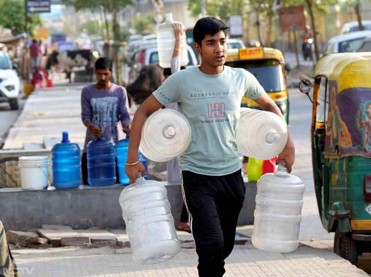 Delhi Water Crisis: दिल्ली में जल संकट से मचा कोहराम, दिन पर दिन हो रही पानी की किल्‍लत