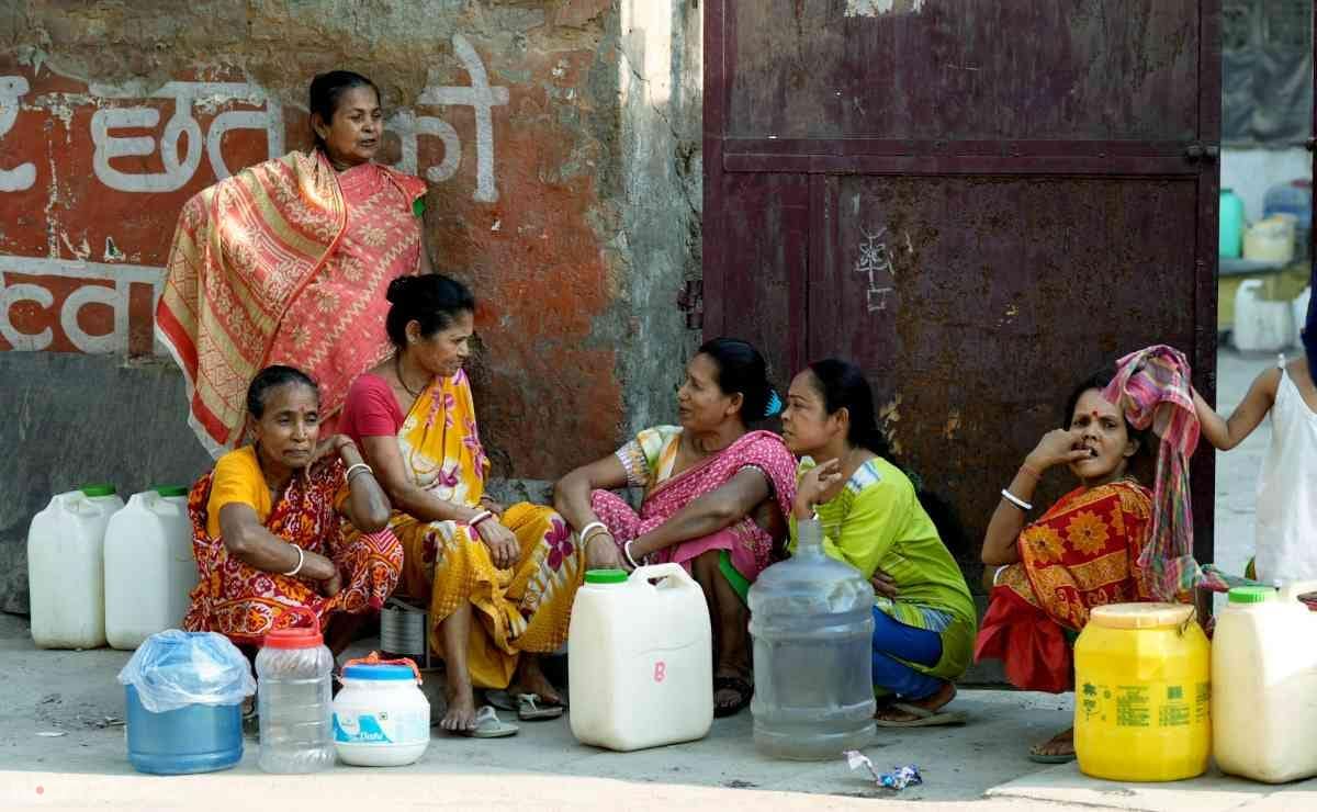 Delhi Water Crisis: दिल्ली में जल संकट से मचा कोहराम, दिन पर दिन हो रही पानी की किल्‍लत