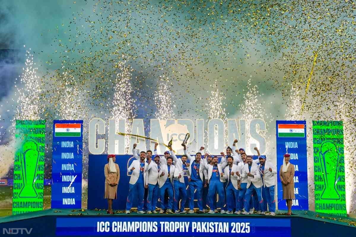 भारतीय टीम ने फाइनल में न्यूजीलैंड को चार विकेट से हराकर ICC Champions Trophy जीत ली है. भारत ने तीसरी बार चैंपियंस ट्रॉफी अपने नाम की है. यह भारत का लगातार दूसरा आईसीसी खिताब है.