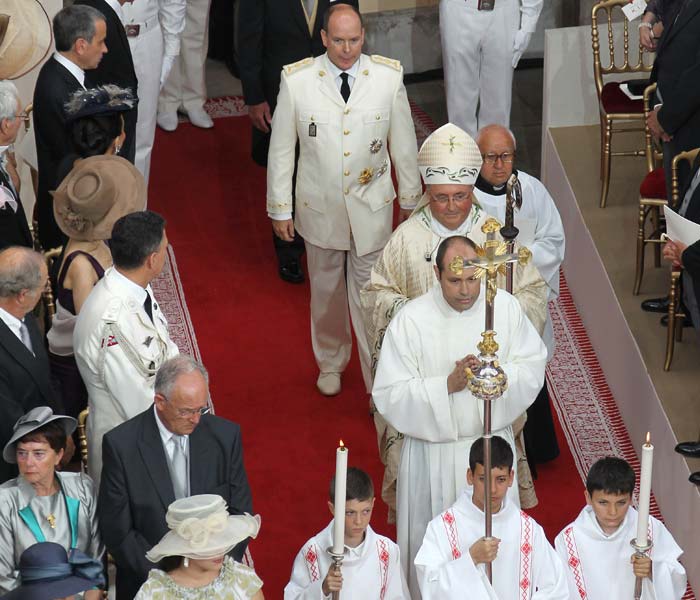 Prince Albert II walks down the aisle for the religious ceremony at the main courtyard in the his Palace.(AFP photo)