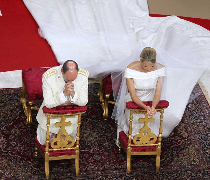 Prince Albert II of Monaco and Princess Charlene of Monaco offer prayers at the altar (AFP photo)