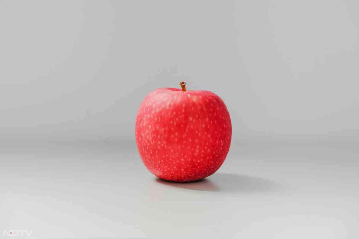 सेब (Apple): फाइबर से भरपूर सेब ब्लड शुगर को धीरे-धीरे बढ़ने देता है और भूख को भी नियंत्रित रखता है.