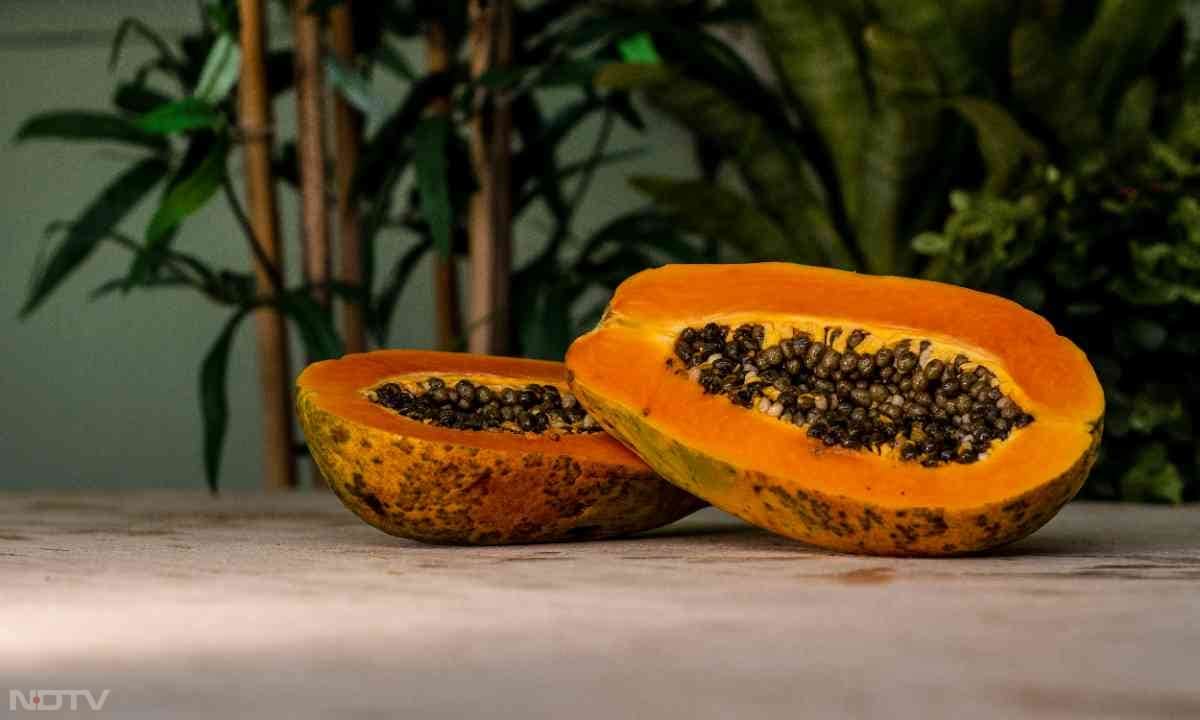 पपीता (Papaya): इसमें शुगर की मात्रा कम और एंटीऑक्सिडेंट अधिक होते हैं, जिससे यह डायबिटीज़ के लिए सुरक्षित है.