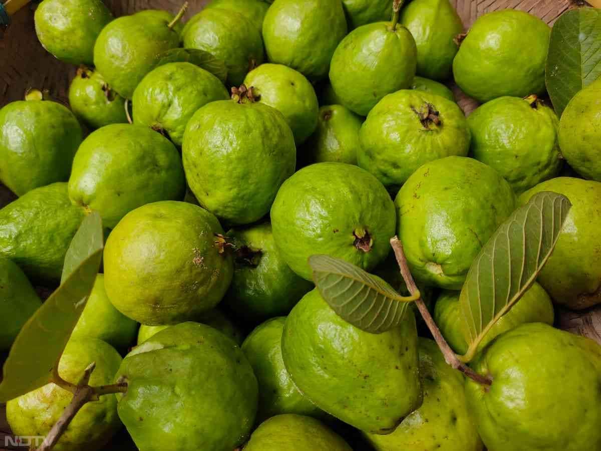 अमरूद (Guava): इसमें फाइबर और विटामिन C की भरपूर मात्रा होती है, जो ब्लड शुगर को संतुलित रखता है.