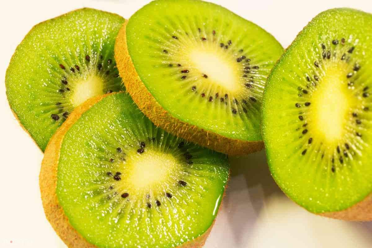 कीवी (Kiwi): इसमें ग्लाइसेमिक इंडेक्स कम होता है, जिससे यह शुगर के स्तर को अचानक बढ़ने नहीं देता.