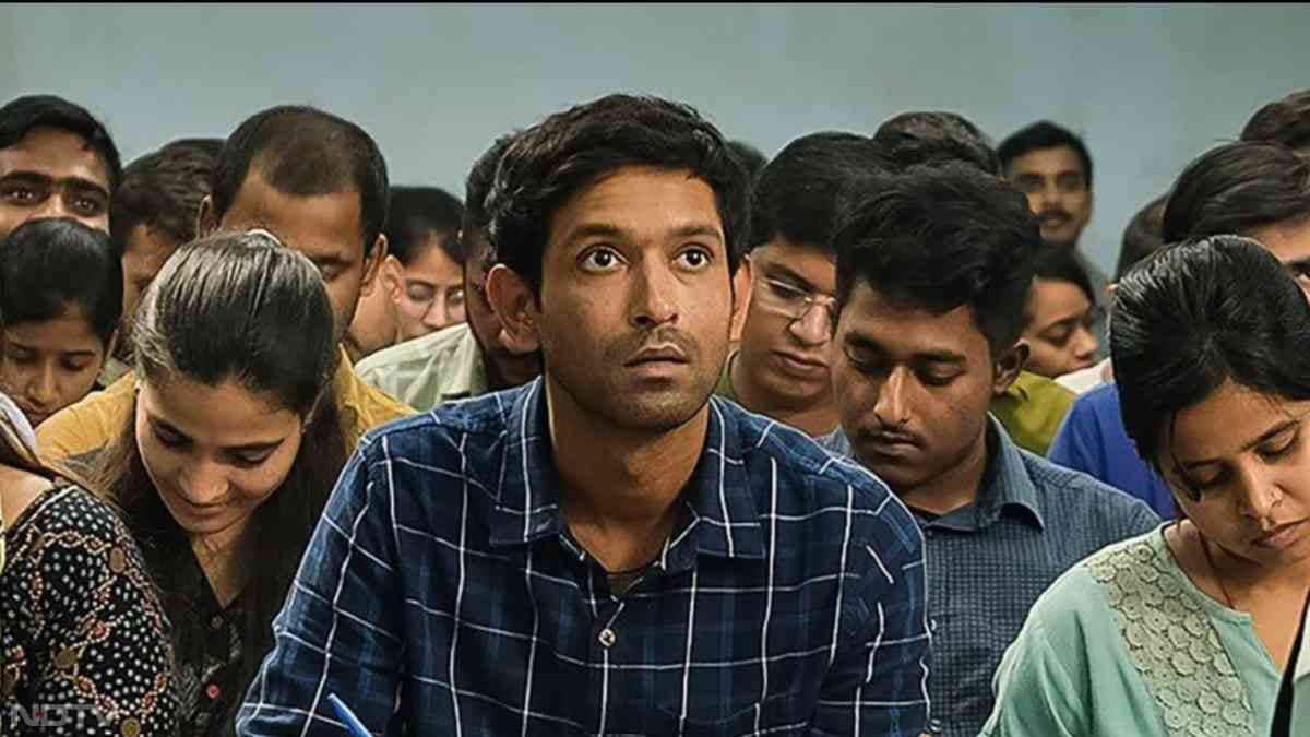 आईपीएस अधिकारी मनोज कुमार शर्मा के संघर्ष और उनकी असाधारण सफलता पर आधारित विधु विनोद चोपड़ा की यह फिल्म एक मास्टरपीस है. फिल्म में बॉक्स ऑफिस पर बेहताशा सक्सेस पाई थी. एक साधारण से एमपी के लड़के के रुप में विक्रांत मैसी ने गजब की एक्टिंग की है.  यह फिल्म सिखाती है कि अगर हौसला बुलंद हो, तो रीस्टार्ट करके किसी भी मंजिल को पाया जा सकता है. सपनों को पाने की जिद के बीच में बुलंद हौंसले को देखना है तो इस फिल्म को  डिज्नी हॉटस्टार पर देख सकते है.