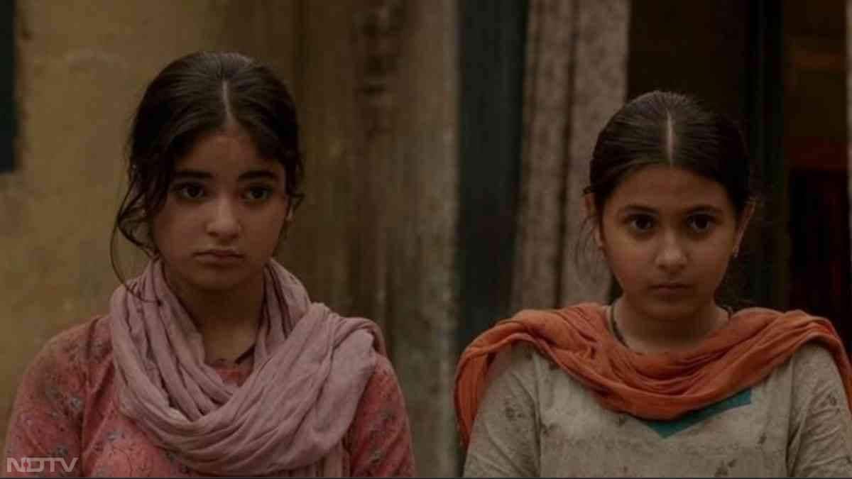 मशहूर पहलवान महावीर सिंह फोगाट और उनकी बेटियों गीता और बबीता फोगाट के संघर्ष की यह कहानी सिर्फ खेल पर नहीं, बल्कि रूढ़िवादिता के खिलाफ एक बड़ी जीत पर आधारित है.आमिर खान की इस फिल्म ने दुनिया भर में कमाई के नए रिकॉर्ड बनाए थे. इस फिल्म को नेटफिल्किस पर देख सकते है