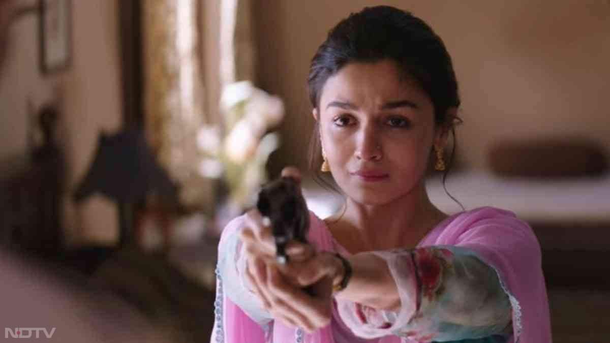 हरिंदर सिक्का के उपन्यास कॉलिंग सहमत पर आधारित यह फिल्म एक भारतीय कश्मीरी जासूस सहमत खान की सच्ची कहानी है, जो 1971 के भारत-पाकिस्तान युद्ध के दौरान पाकिस्तान में रहकर भारत को खुफिया जानकारियां भेजती है. आलिया भट्ट के बेहतरीन अभिनय ने इसे एक मस्ट-वॉच थ्रिलर बना दिया.  इस फिल्म को अमेजन प्राइम पर देख सकते है.