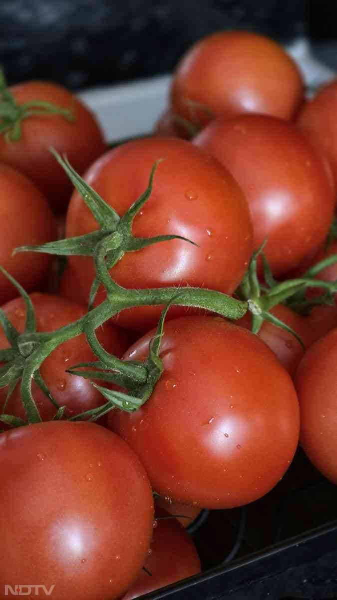 टमाटर में पोटैशियम की मात्रा बहुत ही ज्यादा होती है. किडनी की परेशानी वाले लोगों का शरीर ज्यादा पोटैशियम शरीर से बाहर नहीं निकाल पाता है, जिससे शरीर में पोटैशियम की मात्रा बढ़ी जाती है. Pic Credit- Pexels