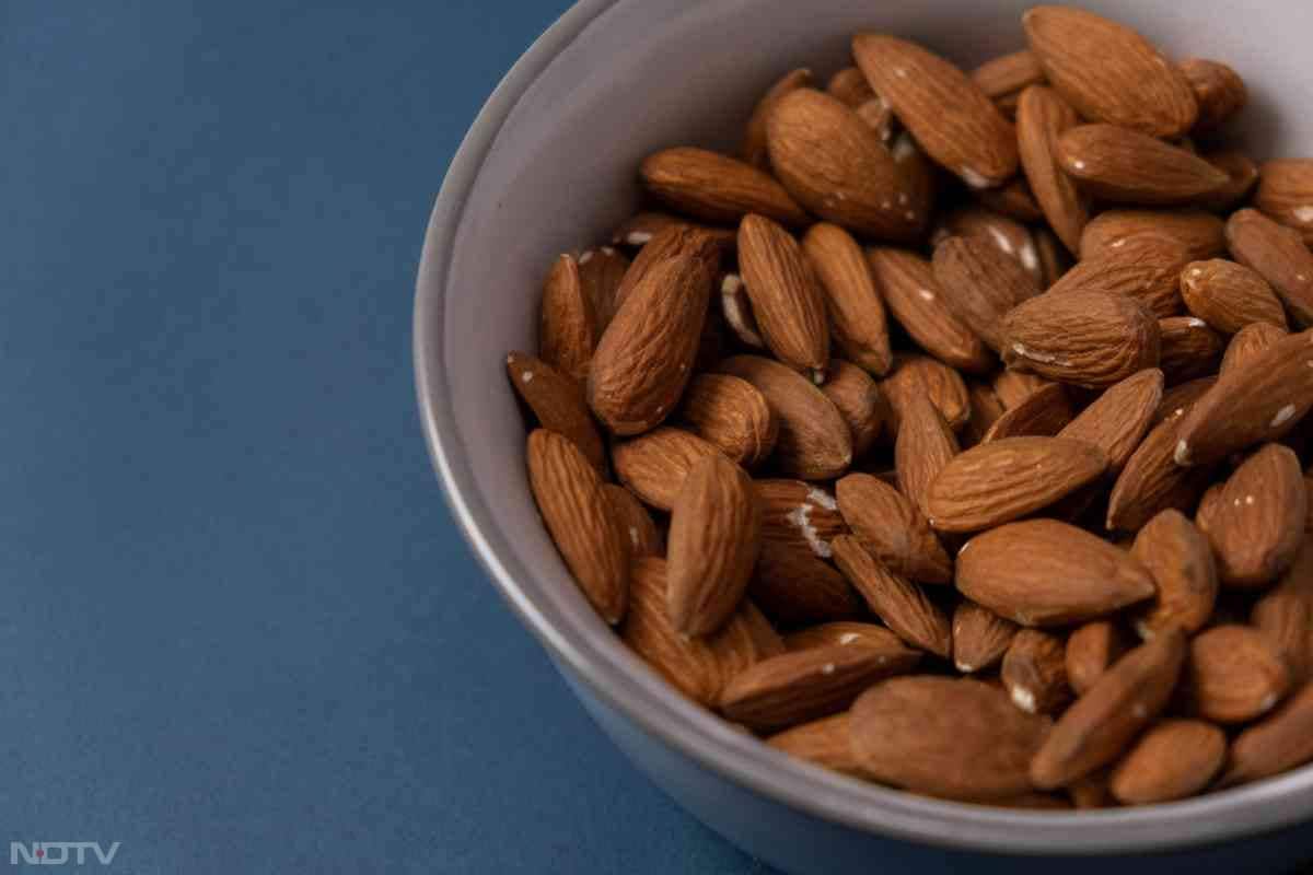 बादाम हर किसी के लिए फायदेमंद नहीं होते हैं. कुछ लोगों को इनका सेवन नहीं करना चाहिए.