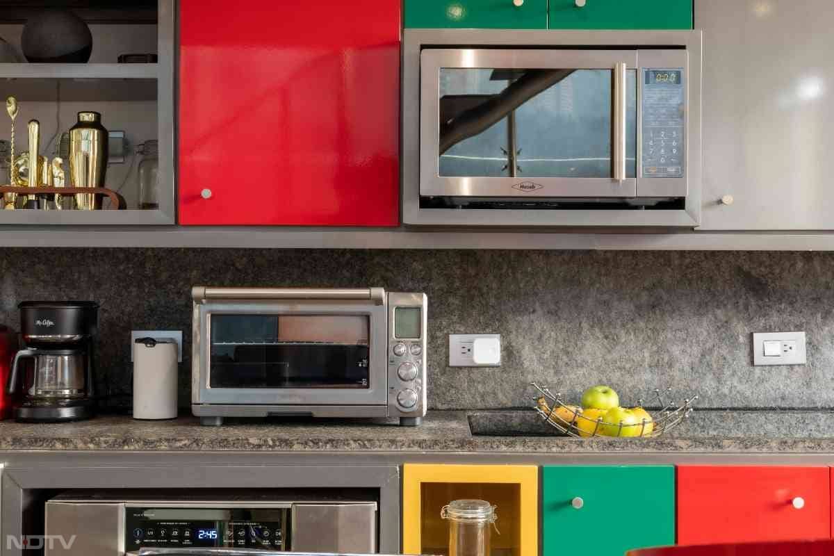 स्टील या किसी भी तरह का धातु का बर्तन धातु माइक्रोवेव में चिंगारी पैदा करती है जिससे आग लग सकती है और मशीन खराब हो जाती है.