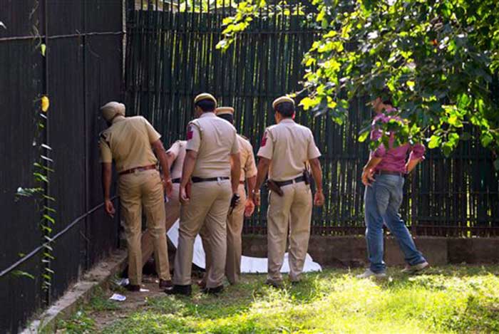 Police inspects the area in the white Tiger's enclosure from where the vicitim's mutilated body was recovered. (Associated Press)