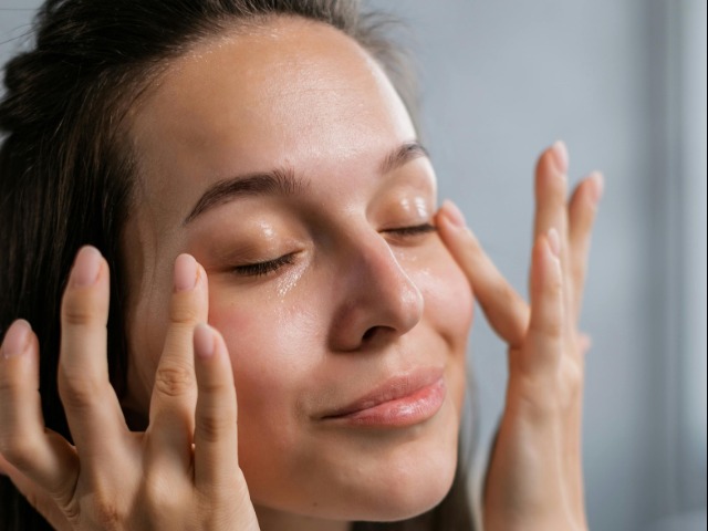 चेहरे से डेड स्किन सेल्स हटाने के लिए करें ये घरेलु उपाय