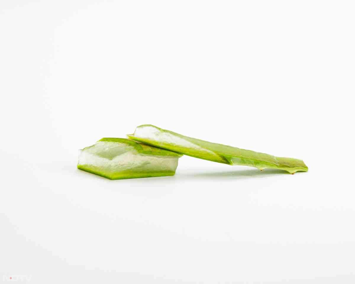 एलोवेरा जेल में चीनी मिलाकर हल्की मसाज करने से भी त्वचा में नई जान आ जाती है.