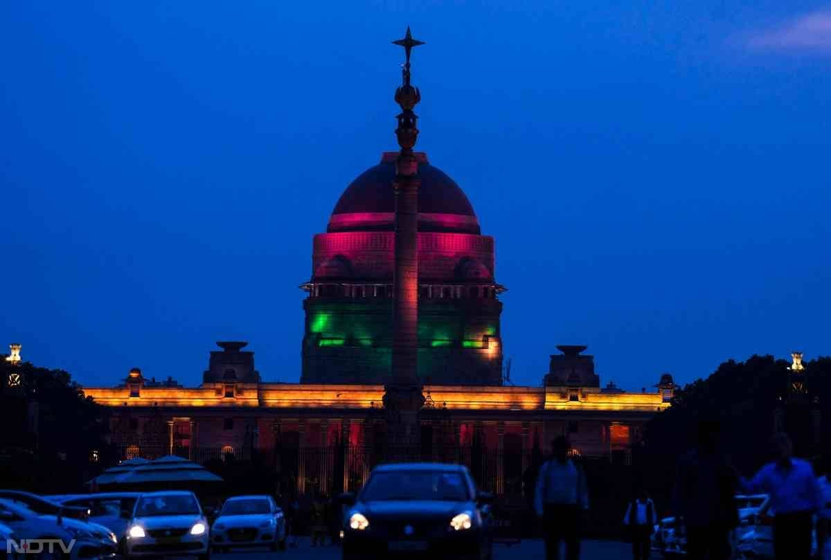 लाल किले पर पहुंचने पर प्रधानमंत्री का स्वागत रक्षा मंत्री राजनाथ सिंह, रक्षा राज्य मंत्री संजय सेठ और रक्षा सचिव गिरिधर अरमाने करेंगे.