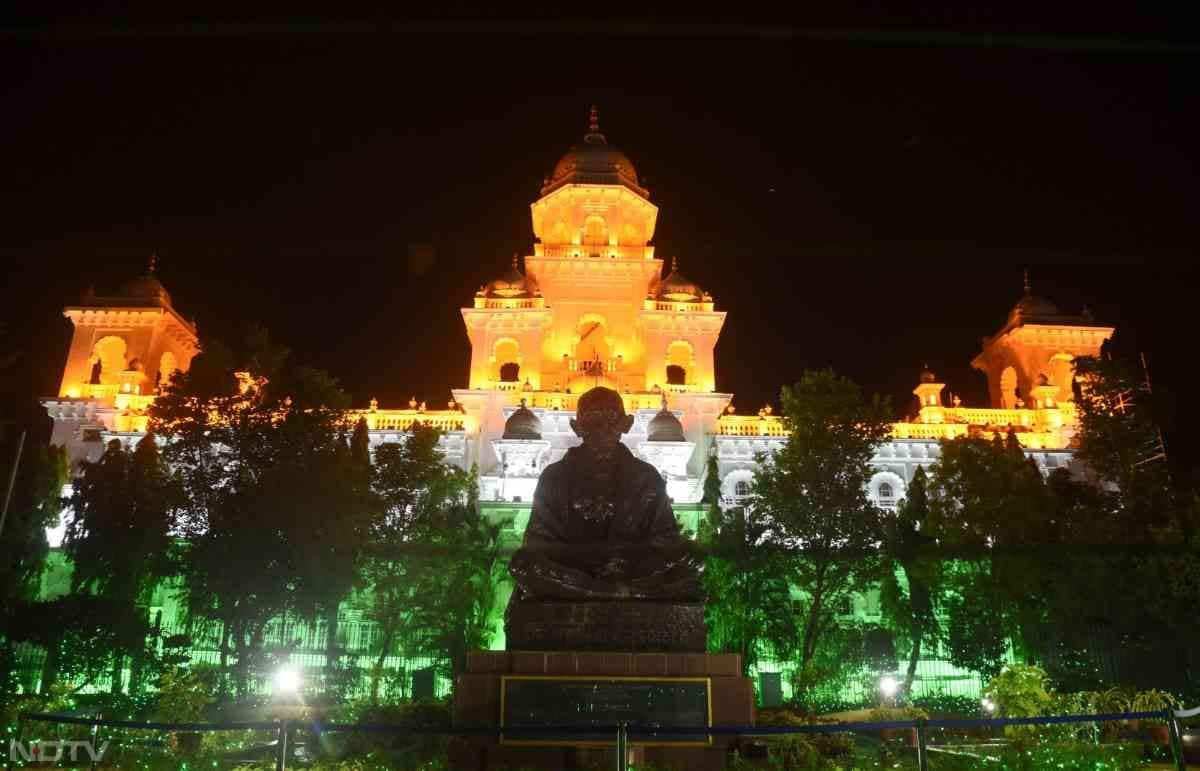 विभिन्न राज्यों/केंद्र शासित प्रदेशों से पारंपरिक पोशाक पहने लगभग 2,000 लोगों को भी इस भव्य समारोह का हिस्सा बनने के लिए आमंत्रित किया गया है. रक्षा मंत्रालय द्वारा ‘माई जीओवी' और आकाशवाणी के सहयोग से आयोजित विभिन्न ऑनलाइन प्रतियोगिताओं के तीन हजार विजेता भी इस समारोह का हिस्सा होंगे.