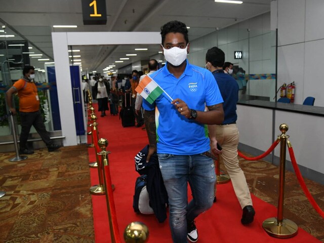 टोक्यो ओलंपिक के लिए रवाना हुए भारतीय खिलाड़ी, देखें तस्वीरें...