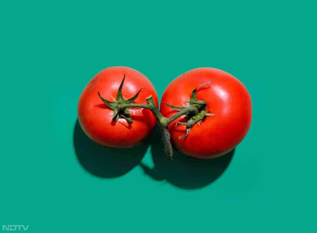 विज्ञान के मुताबिक फल वो है जो फूल के बाद या फूलों से विकसित होता है और बीज रखता है.