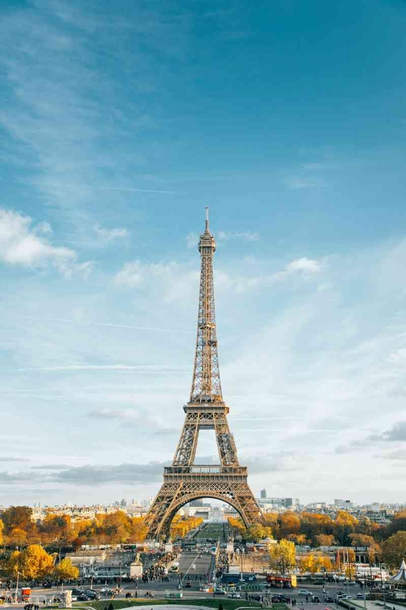 एफिल टॉवर (Eiffel Tower): यह पेरिस का सबसे प्रसिद्ध प्रतीक है, जहाँ से पूरे शहर का सुंदर दृश्य दिखता है. रात में इसकी जगमगाती लाइटें इसे और भी आकर्षक बनाती हैं.