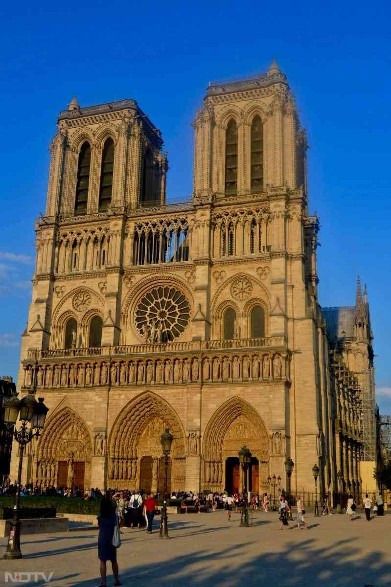 नोट्रे-डेम कैथेड्रल (Notre-Dame Cathedral): यह गॉथिक वास्तुकला का एक शानदार नमूना और धार्मिक महत्व का स्थल है. इसकी रंगीन खिड़कियाँ और घंटाघर पर्यटकों को मोहित करते हैं.