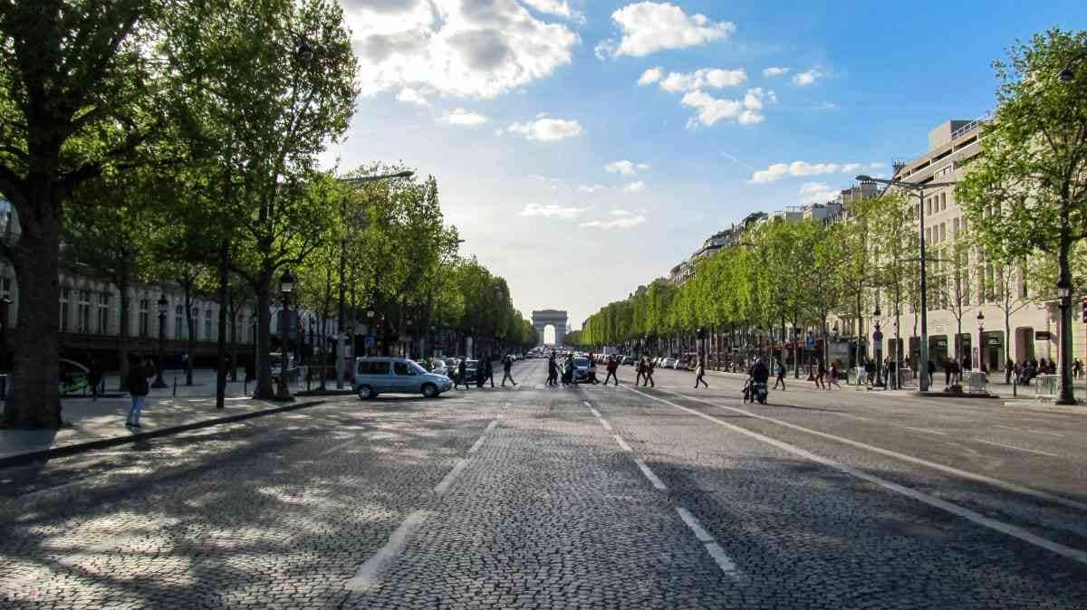 शांज़-ए-लीज़े (Champs-Élysées): यह एवेन्यू शानदार खरीदारी और स्वादिष्ट भोजन का केंद्र है. यह ऑर्क डी ट्रायंफ तक जाने वाली सबसे सुंदर सड़क है.