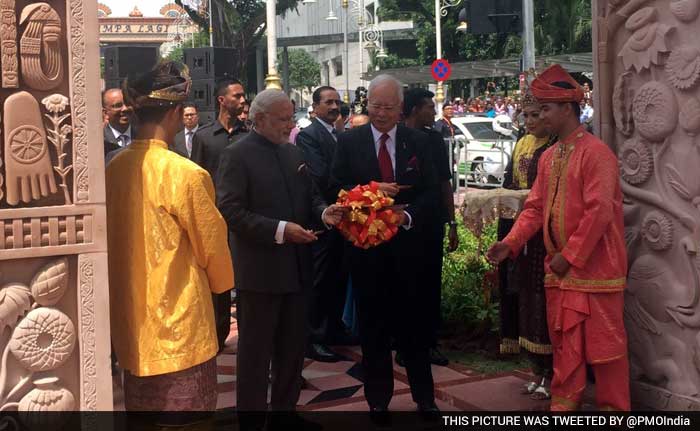 PM Modi, Malaysian PM Najib Razak Inaugurate $1.1 Million \'Torana Gate\' in Malaysia