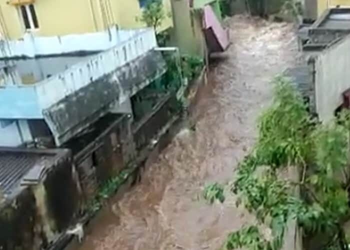 घाट रोड पर पानी का तेज बहाव आते हुए साफ़-साफ़ दिखाई दे रहा है.