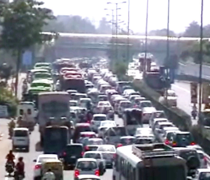 Delhi commuters were in the midst of a manic Monday after the lane reservation for Commonwealth Games came into effect from 8am to 8pm. At 1 pm, there were reports of traffic jam from the Yamuna Bridge to ITO on the other side of Games Village.