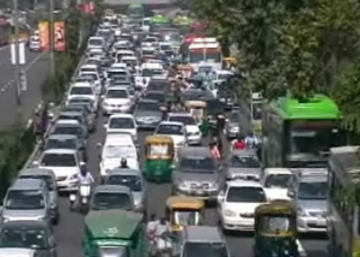 "I started from Noida at 8:30 am and reached Connaught Place two hours later. The traffic through DND flyover was a horrifying experience," said S Chandrabhanu, a media professional.<br><br>Anyone deliberately straying into the lanes while they are operational will attract a fine of Rs. 2,000. Yesterday, Delhi Police <i>challaned</i> 17 people for deliberately entering Games lanes.