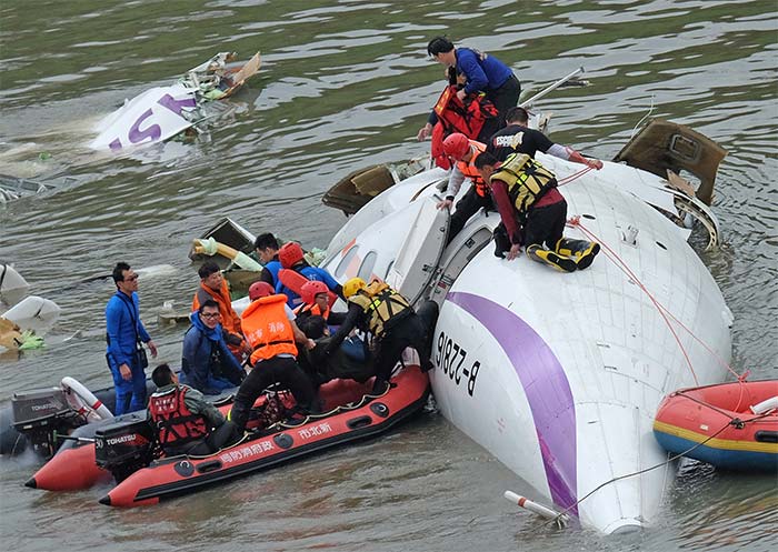 Rescue crews in rubber rafts clustered around an exposed area of the mostly sunken fuselage. (AFP Photo)