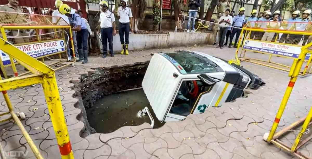 ट्रक और बाइक को लगभग 4 घंटे की मशक्‍कत के बाद 2 बड़ी क्रेन की मदद से बाहर निकाला गया. इस दौरान घटनास्‍थल पर लोगों की भीड़ लग गई. पुलिस और नगर निगम के वरिष्‍ठ अधिकारी भी घटना स्‍थल पर पहुंचे और स्थिति का जायजा लिया.