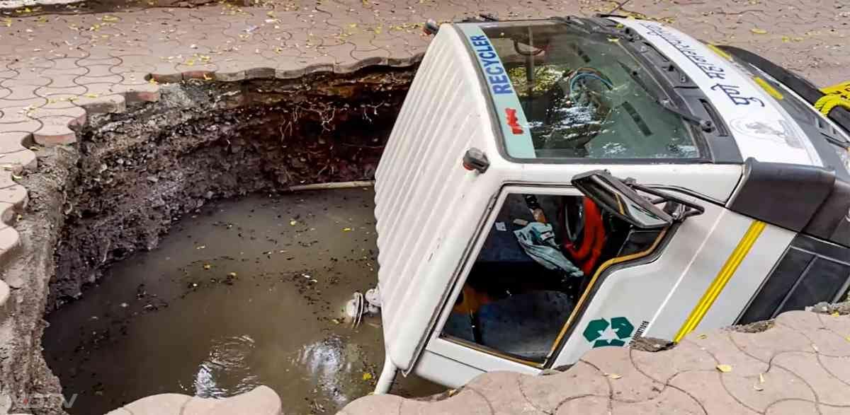 गनीमत ये रही कि इस दौरान ट्रक का ड्राइवर समय रहते खिड़की से बाहर कूद गया और उसकी जान बच गई. फायर ब्रिगेड के एक अधिकारी ने बताया कि जेटिंग मशीन का चालक सुरक्षित बच गया, जिसका इस्तेमाल ड्रेनेज लाइनों को साफ करने के लिए किया जाता है.