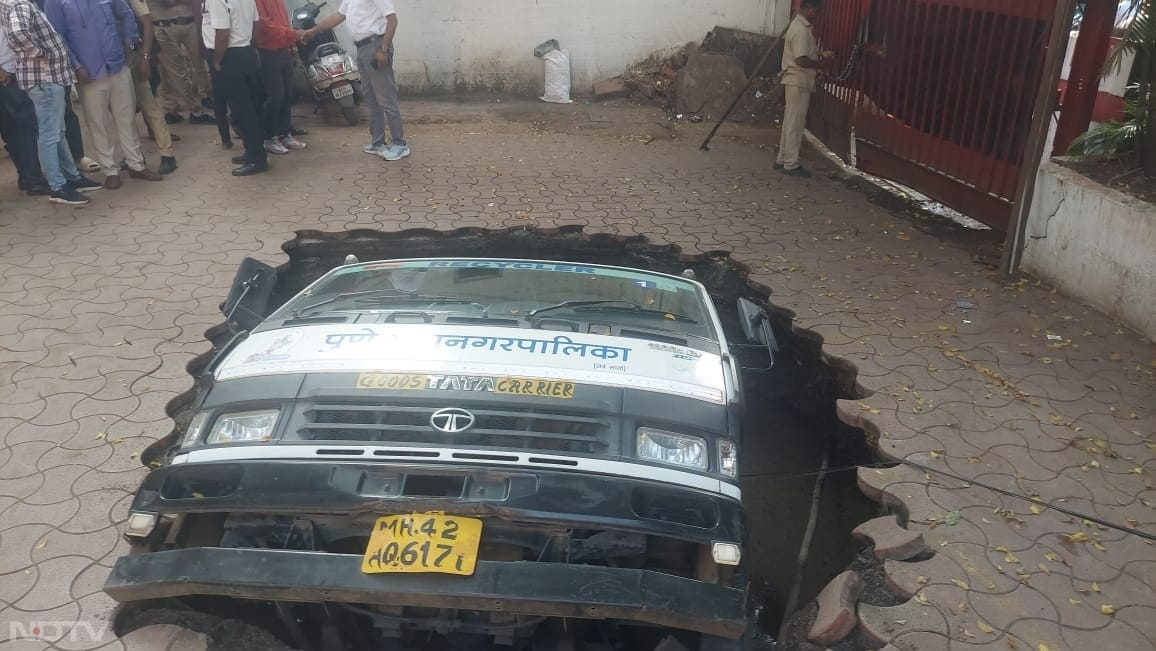 पुणे में मेट्रो का काम भी चल रहा है, ऐसे में आशंका जताई जा रही थी कि कहीं उसकी वजह से तो यह हादसा नहीं हुआ? लेकिन महा मेट्रो के अधिकारियों ने कहा कि इसका सिंकहोल से कोई संबंध नहीं है, क्योंकि काम चट्टान की सतह से 65 फीट नीचे चल रहा है.