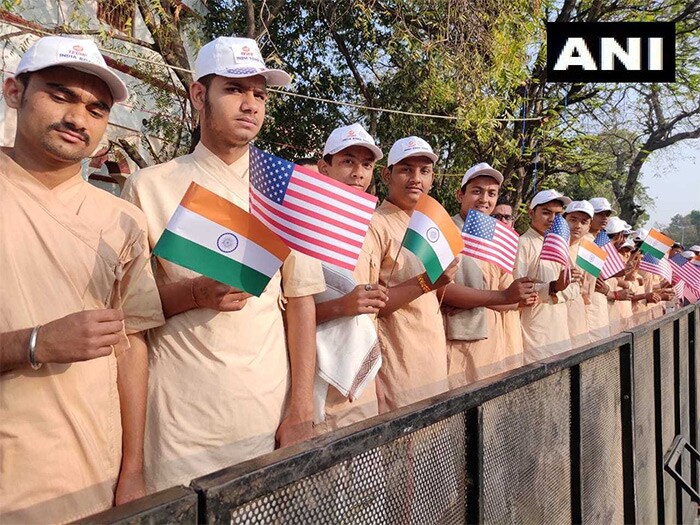 अमेरिकी राष्ट्रपति डोनाल्ड ट्रंप अपनी पहली भारत यात्रा पर हैं. गुजरात के अहमदाबाद में ट्रंप के स्वागत के लिए बेहद खास इंतज़ाम किए गए हैं.