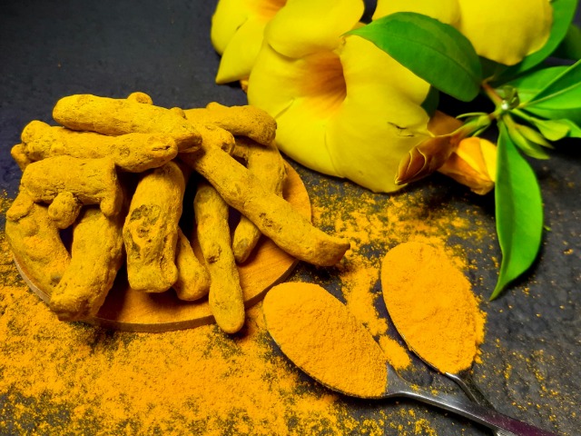 हल्दी ज्यादा खाने के नुकसान, WHO ने बताए
