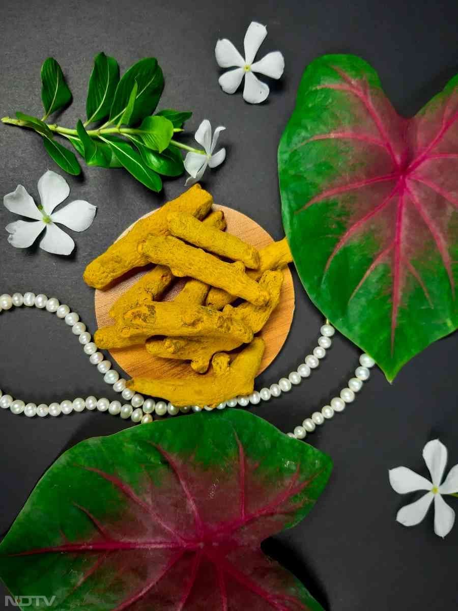 3. ब्लड थिनिंग - हल्दी में खून पतला करने वाले गुण होते हैं, ब्लड थिनर दवाइयां वाले हल्दी का सेवन न करें.