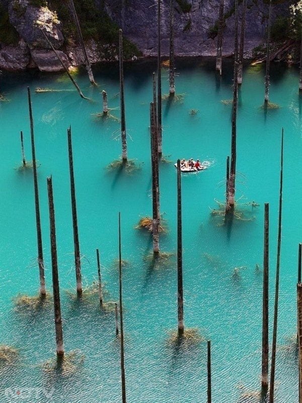 धूप पड़ते ही झील किसी जादुई नीले क्रिस्टल जैसी चमकती है.