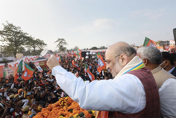 अपने अयोध्या दौरे के दौरान केंद्रीय गृह मंत्री अमित शाह एक रैली को संबोधित करते हुए. भाजपा की जन विश्वास यात्रा के दौरान एक रैली को संबोधित करते हुए उन्होंने आरोप लगाया कि समाजवादी पार्टी, बहुजन समाज पार्टी और कांग्रेस सरकारों ने अयोध्या में राम मंदिर निर्माण को रोकने के प्रयास किए. फोटो: पीटीआई