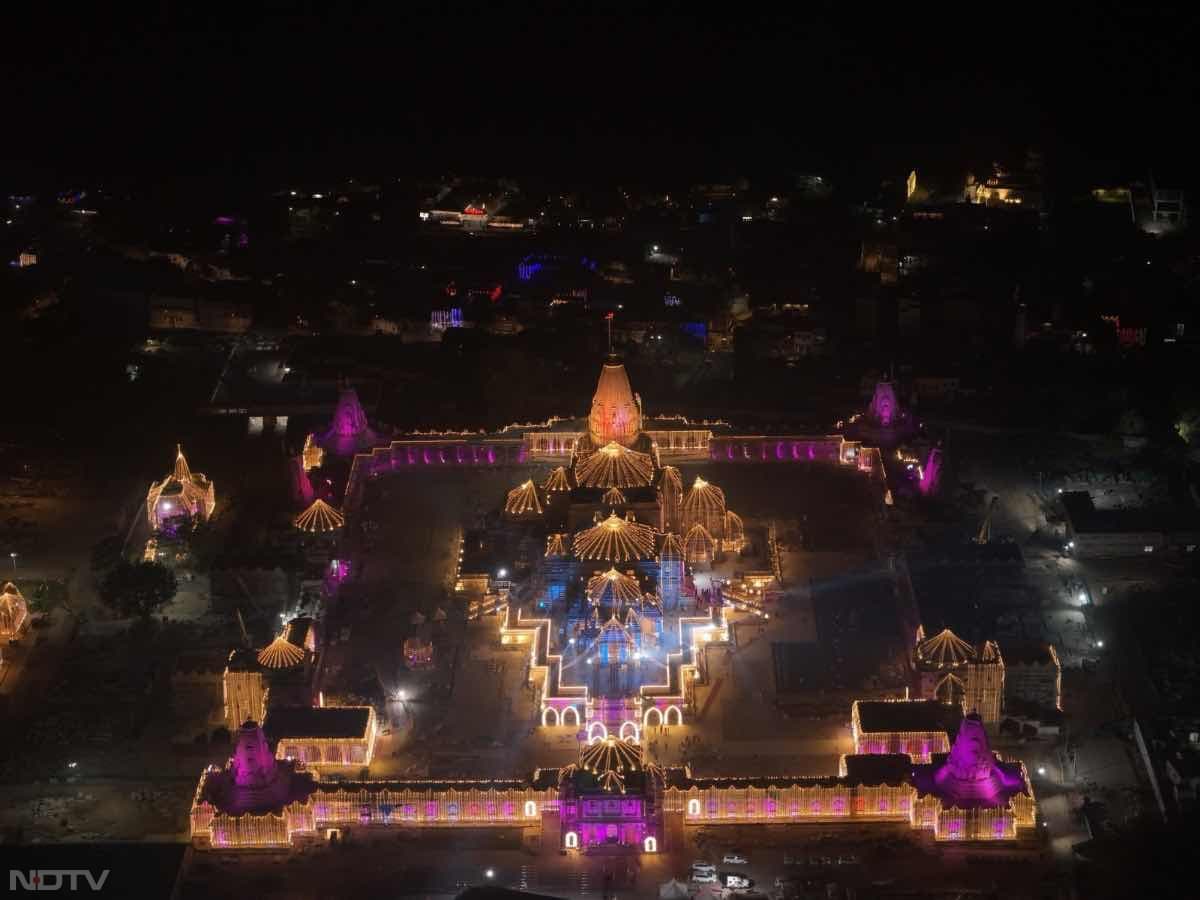 इन तस्वीरों में आप भी देख सकते हैं कि दिवाली के इस पावन मौके पर किस तरह से पूरे मंदिर को जगमगाया गया है.