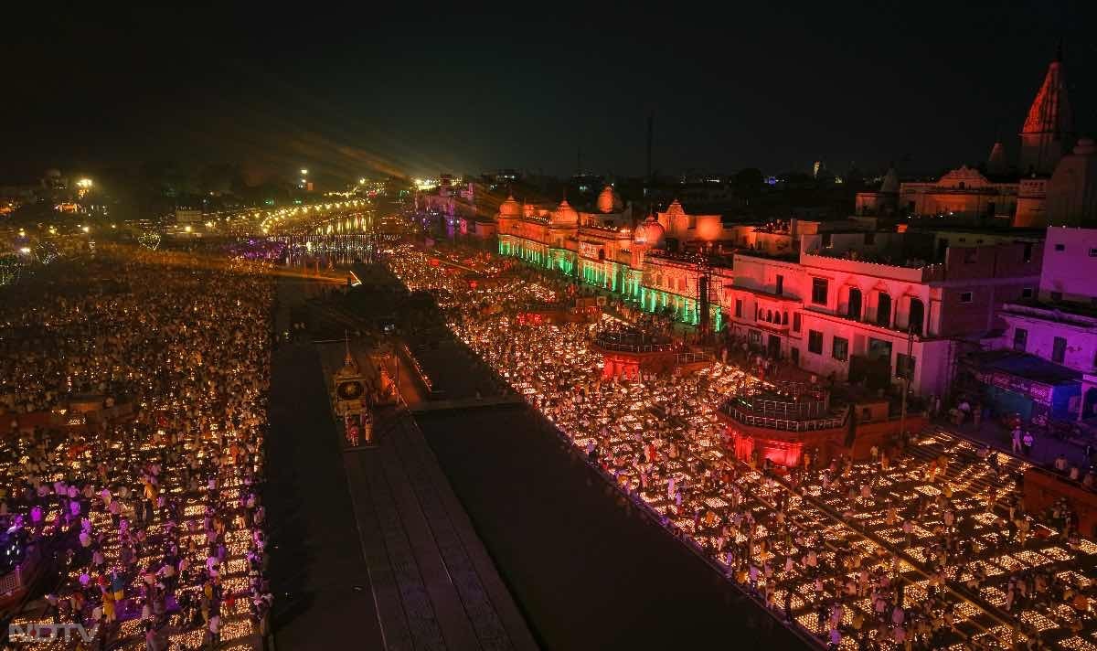 देश-विदेश से आए श्रद्धालुओं ने 'श्री राम, जय राम, जय जय राम' के जयकारों से शहर को गुंजायमान कर दिया.