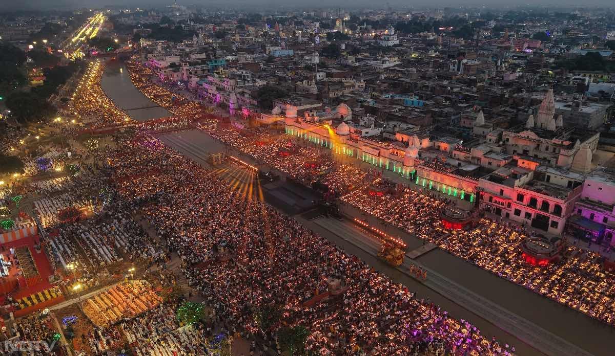 राज्य सरकार द्वारा जारी एक बयान के मुताबिक, श्रद्धालुओं ने सरयू नदी के तट पर पूजा-अर्चना की.