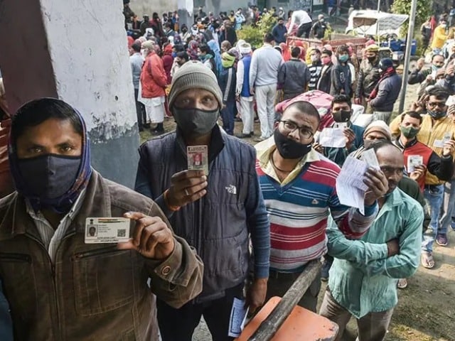 Photo : UP Election: कड़ी सुरक्षा के बीच जारी है मतदान, महिलाओं से लेकर बुजुर्गों तक वोट डालने पहुंचे मतदाता