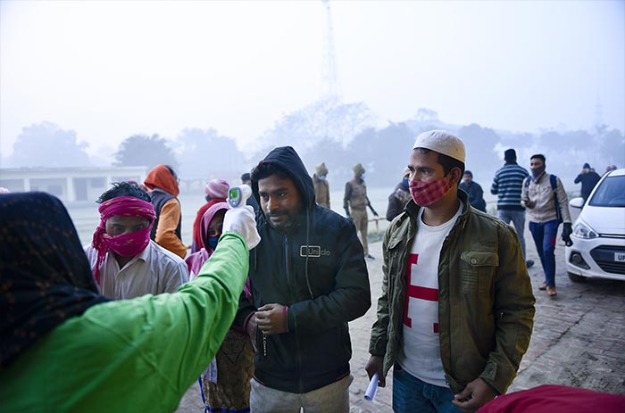 उत्तर प्रदेश के मुरादनगर में पहले चरण के मतदान के लिए ठंड के मौसम में भी मतदान के लिए उमड़े लोग. (फोटो: पीटीआई)