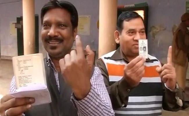 यूपी विधानसभा चुनाव: तीसरे चरण में दिग्गजों ने डाला वोट, देखिए तस्वीरें