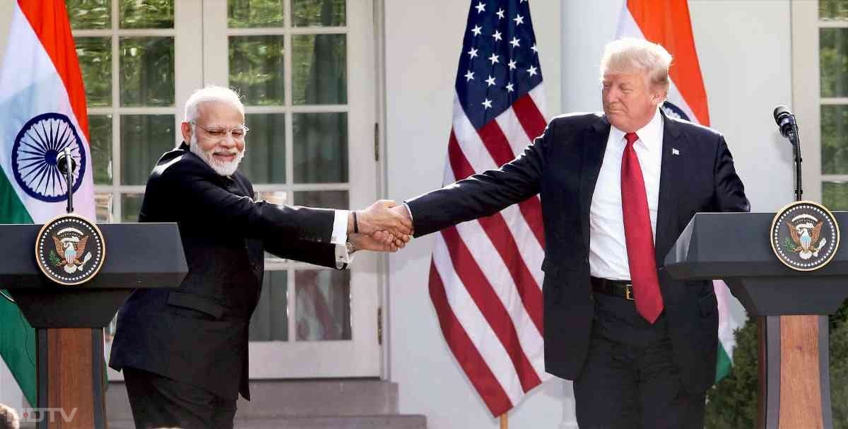 इससे पहले, प्रधानमंत्री नरेंद्र मोदी और संयुक्त राज्य अमेरिका (USA) के तत्कालीन राष्ट्रपति डोनाल्ड ट्रंप वॉशिंगटन में एक संयुक्त प्रेस कॉन्फ्रेंस में एक-दूसरे को बधाई देते हुए नज़र आए थे. फोटो: PTI