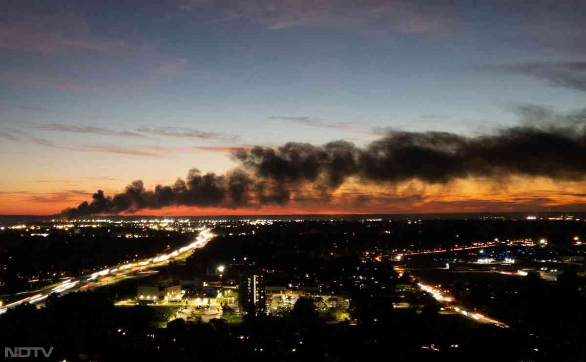हादसे के समय विमान के बाएं विंग में आग लगी हुई थी और धुएं का गुबार उठ रहा था.