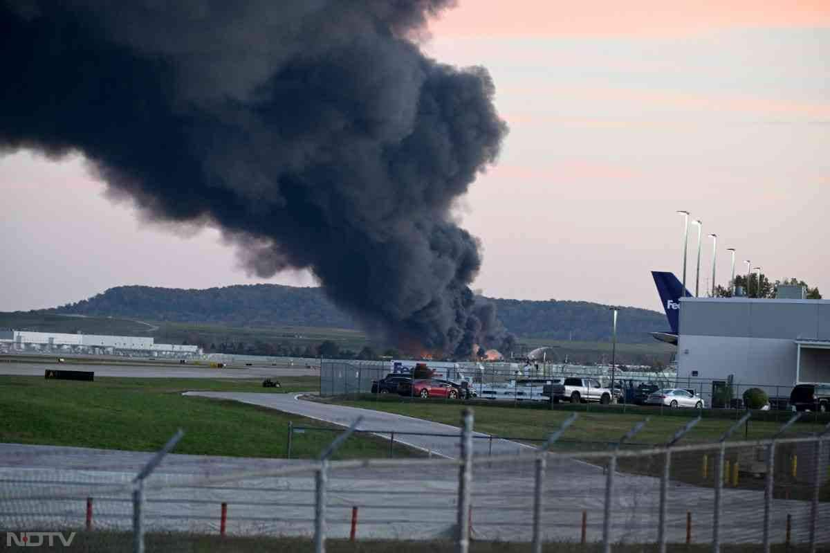 वीडियो फुटेज में देखा गया कि विमान थोड़ी ऊंचाई तक उठा, लेकिन तुरंत ही जमीन पर गिरकर जोरदार धमाके के साथ फट गया. धमाके के बाद आग का बड़ा गुबार उठा और रनवे के पास स्थित एक इमारत की छत भी क्षतिग्रस्त हो गई.