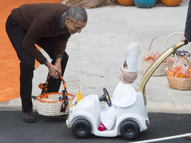 Photo : US President Barack Obama Meets Baby Pope at White House's Halloween Party