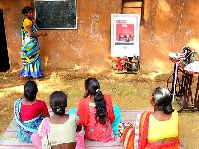 Photo : हेल्थ, शिक्षा और आय से वंचित ट्राइबल ग्रुप की जिंदगी सुधार रही उषा सिलाई स्कूल