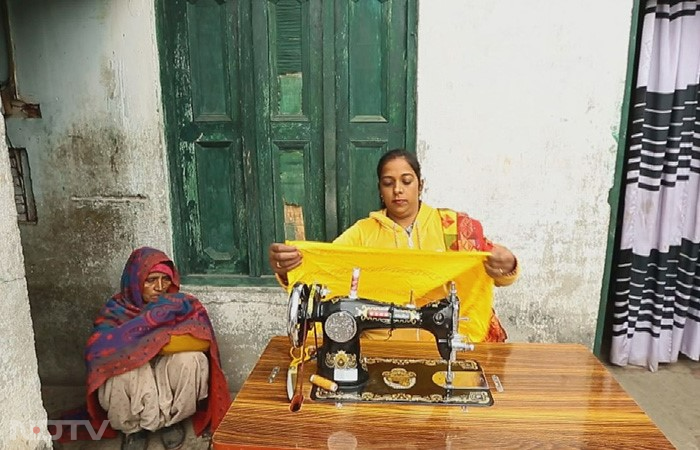 Kusum Devi is preparing to leave to play Tug of War. She finishes all her household chores, cooks for her family, and takes her cattle for grazing before she leaves. Kusum's family is specially-abled, and she plays a major role in providing for them.